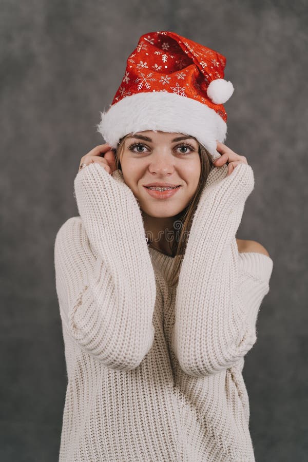 Grande Retrato Do Perfil Feminino. As Meninas Se Deparam Com Um Fundo Preto.  Linda Garota Triste Foto de Stock - Imagem de beleza, bordos: 204545892