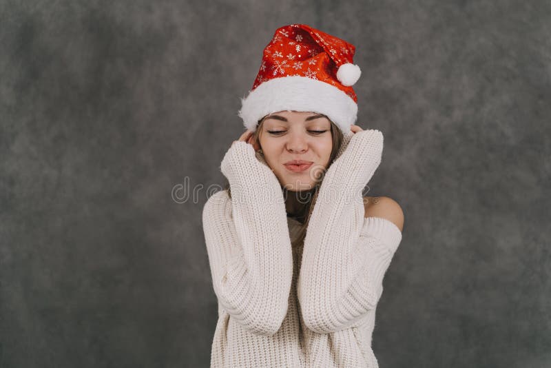 Grande Retrato Do Perfil Feminino. As Meninas Se Deparam Com Um Fundo  Preto. Linda Garota Triste Foto de Stock - Imagem de beleza, bordos:  204545892