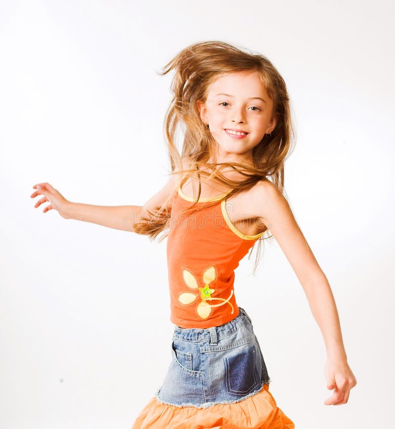Menina De 9 Anos Dançando Nos Degraus Ao Ar Livre Foto de Stock - Imagem de  adulto, olhar: 196101656