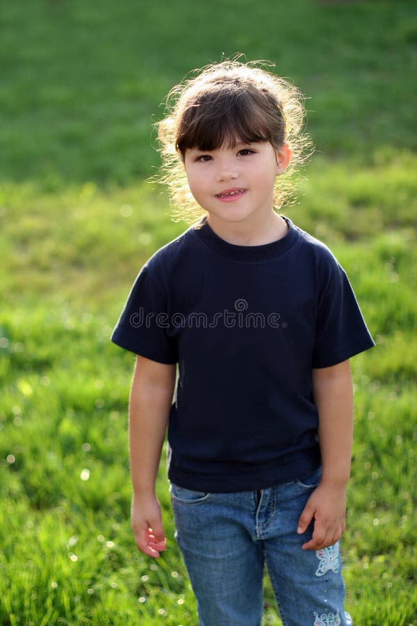 Menina De 9 Anos Parada Em Um Parque Urbano Imagem de Stock - Imagem de  consideravelmente, fofofo: 210420755