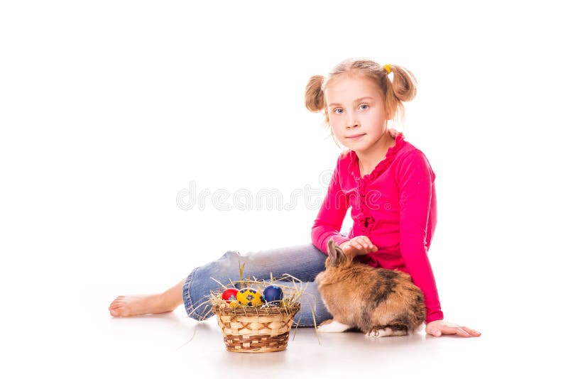 Menina feliz com coelhinho da Páscoa e ovos. Easter feliz fotografia de stock royalty free Menina feliz com coelhinho da Páscoa e ovos. Easter feliz fotografia de stock royalty free