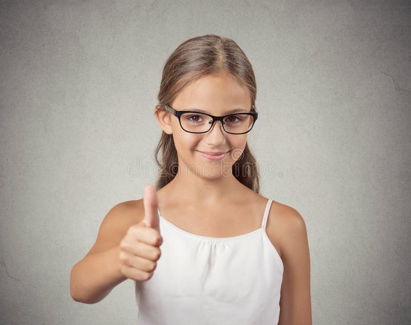 Menina feliz do adolescente que mostra os polegares acima imagens de stock Menina feliz do adolescente que mostra os polegares acima imagens de stock