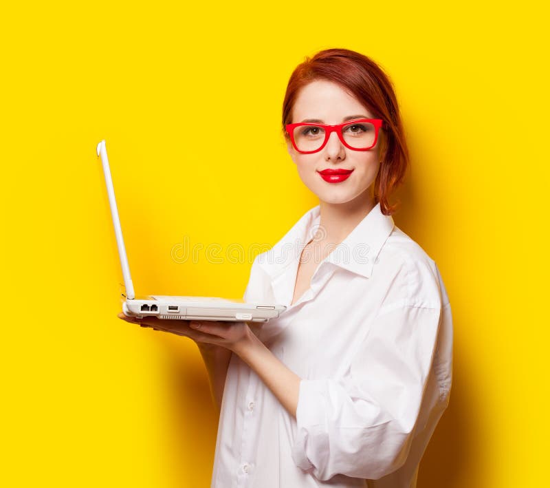 Menina feliz do ruivo na camisa branca com computador foto de stock Menina feliz do ruivo na camisa branca com computador foto de stock