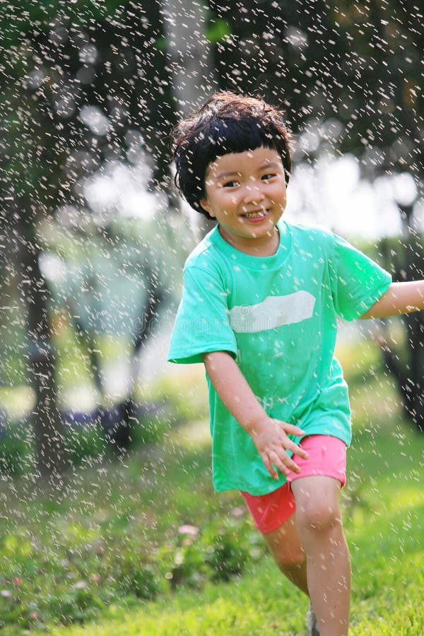 Menina feliz na chuva fotografia de stock royalty free Menina feliz na chuva fotografia de stock royalty free