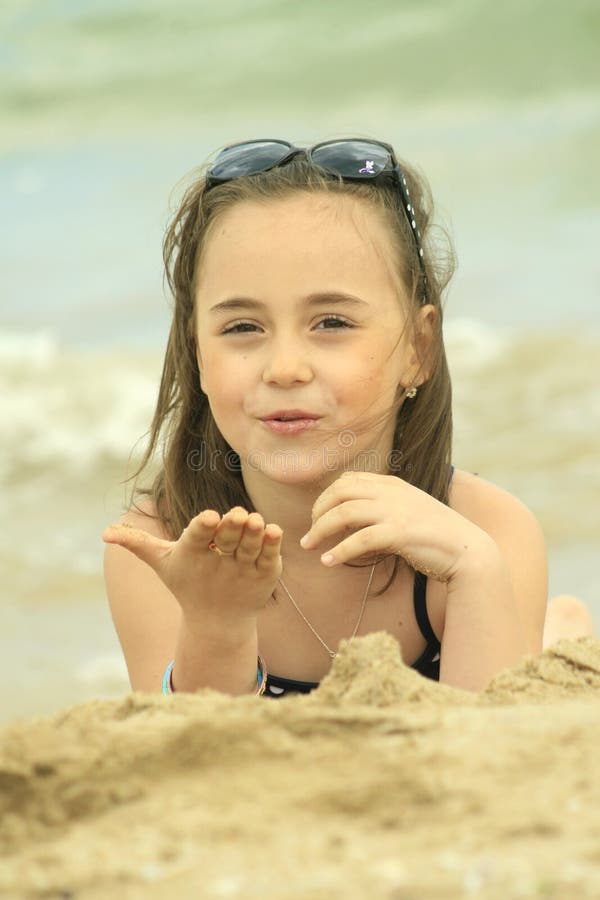 Menina feliz na praia fotografia de stock Menina feliz na praia fotografia de stock
