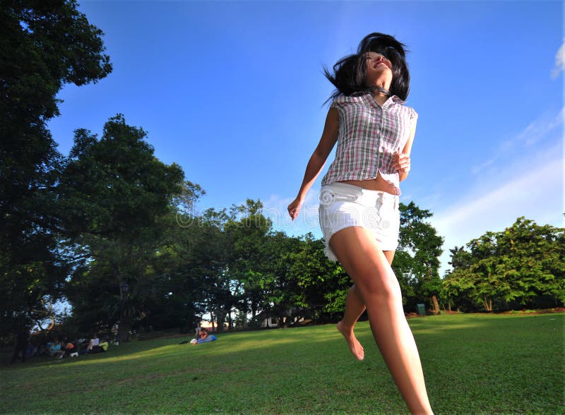 Menina feliz no parque 3 fotos de stock Menina feliz no parque 3 fotos de stock