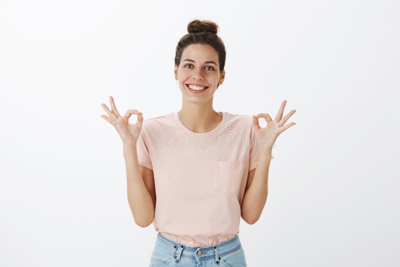 Menina feliz a posição tudo que levanta está bem finalmente aliviada e alegre despreocupada sobre a parede cinzenta com esferas, fotografia de stock Menina feliz a posição tudo que levanta está bem finalmente aliviada e alegre despreocupada sobre a parede cinzenta com esferas, fotografia de stock