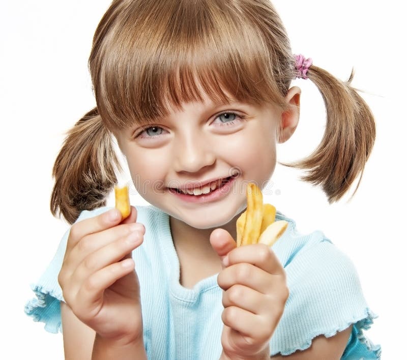 A menina feliz que come um francês frita
