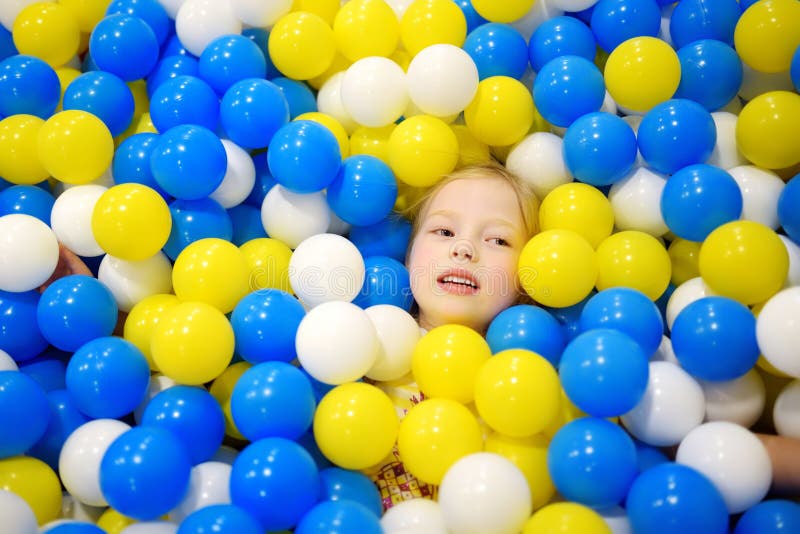 Bolas coloridas em um campo de jogo interno infantil