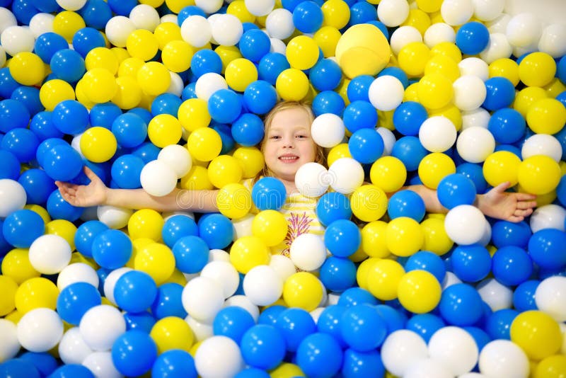 Bolas coloridas em um campo de jogo interno infantil