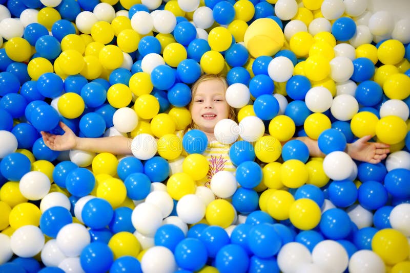 Bolas Coloridas Para Jogar Dentro Das Lindas Crianças Jogando Bola