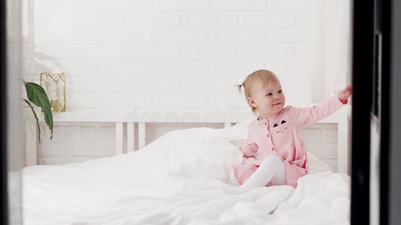 Menina Feliz Se Divertindo Pulando E Jogando Um Jogo Engraçado Ativo Nos  Pais Batendo Na Cama Brincando De Frango Video Estoque - Vídeo de ativo,  pouco: 258914933