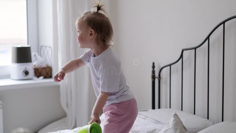 Menina Feliz Se Divertindo Pulando E Jogando Um Jogo Engraçado Ativo Nos  Pais Batendo Na Cama Brincando De Frango Video Estoque - Vídeo de ativo,  pouco: 258914933