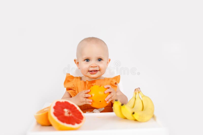 Feliz Bebê Loira Com Duas Pequenas Tranças Em Camiseta Branca E Um Kit De  Calças Jeans Sentado Sobre O Fundo Da Grama Verde Foto de Stock - Imagem de  pouco, inocência: 143643548