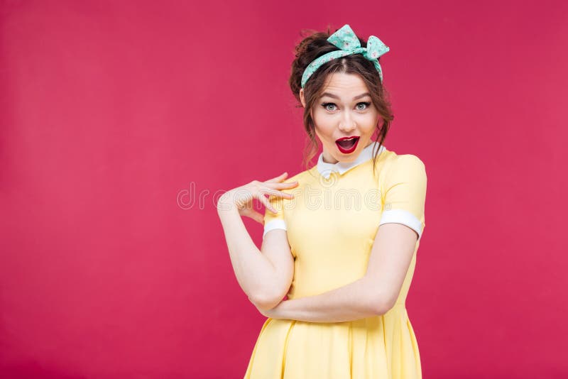 Menina feliz surpreendida do pinup no vestido amarelo imagem de stock Menina feliz surpreendida do pinup no vestido amarelo imagem de stock