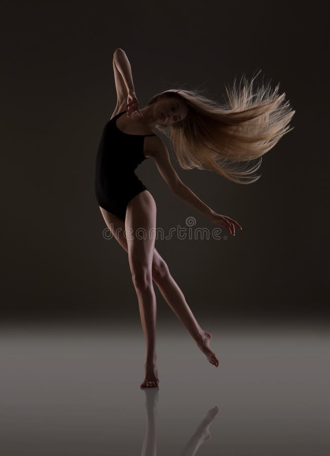 Menina flexível com dança longa do cabelo louro Cabelo do v?o fotografia de stock royalty free Menina flexível com dança longa do cabelo louro Cabelo do v?o fotografia de stock royalty free
