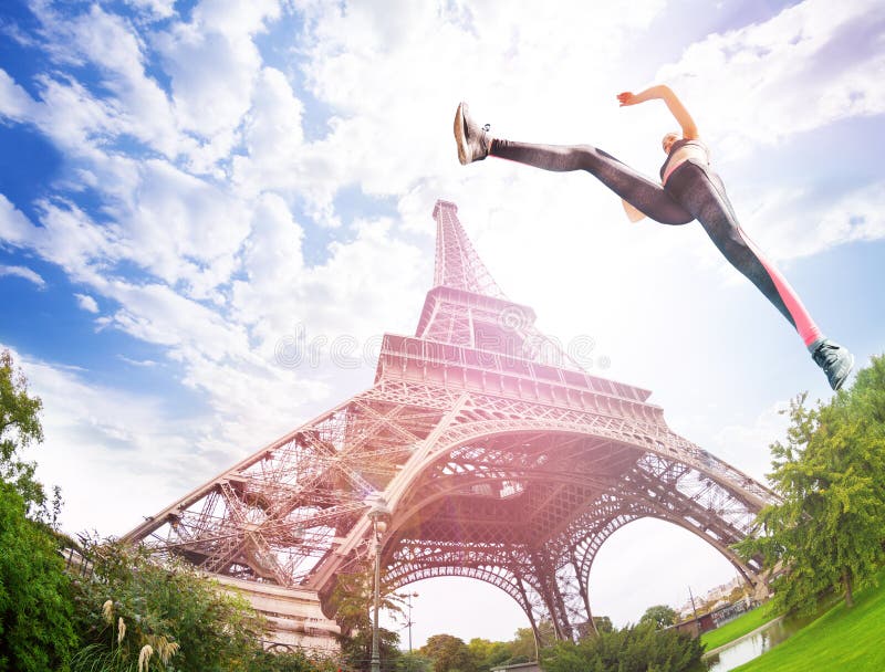 Menina forte que treina perto da torre Eiffel fotografia de stock Menina forte que treina perto da torre Eiffel fotografia de stock