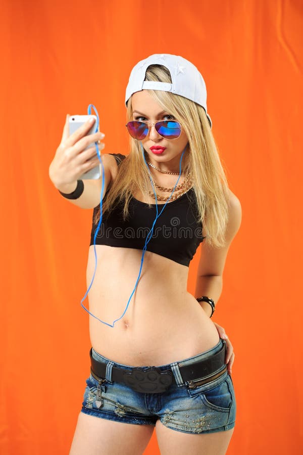 Menina fresca do moderno que toma a imagem no autorretrato do smartphone, imagem de stock royalty free Menina fresca do moderno que toma a imagem no autorretrato do smartphone, imagem de stock royalty free