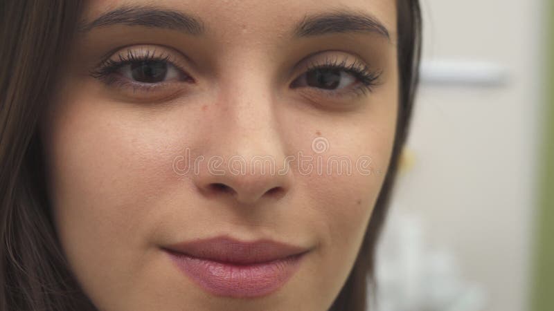 A menina gerencie sua cara fotografia de stock royalty free A menina gerencie sua cara fotografia de stock royalty free