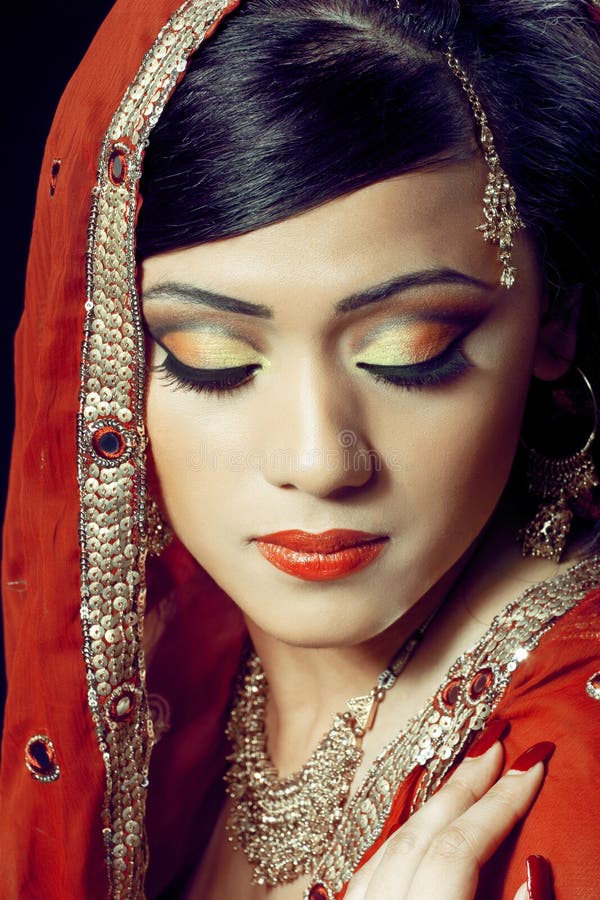 Menina indiana bonita com composição nupcial