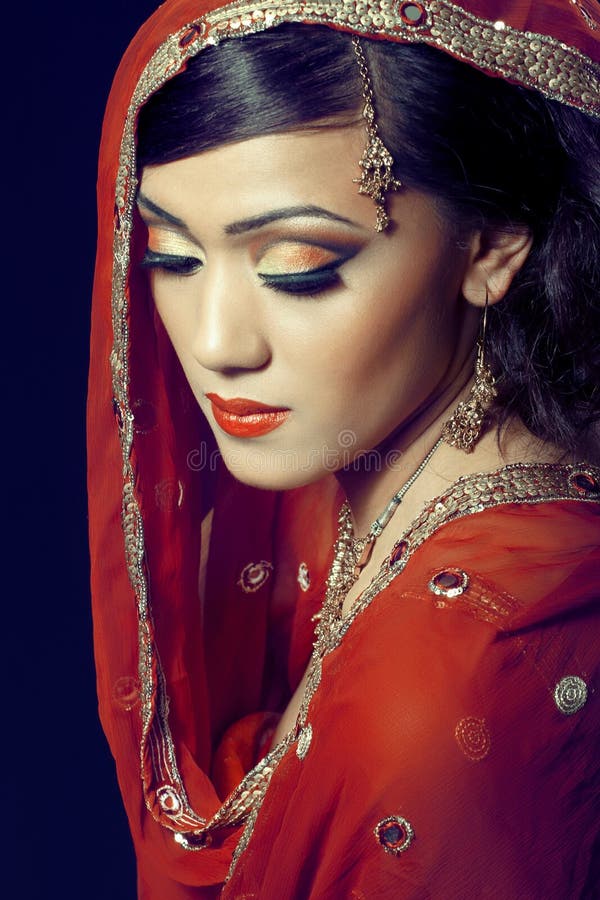 Menina indiana bonita com composição nupcial