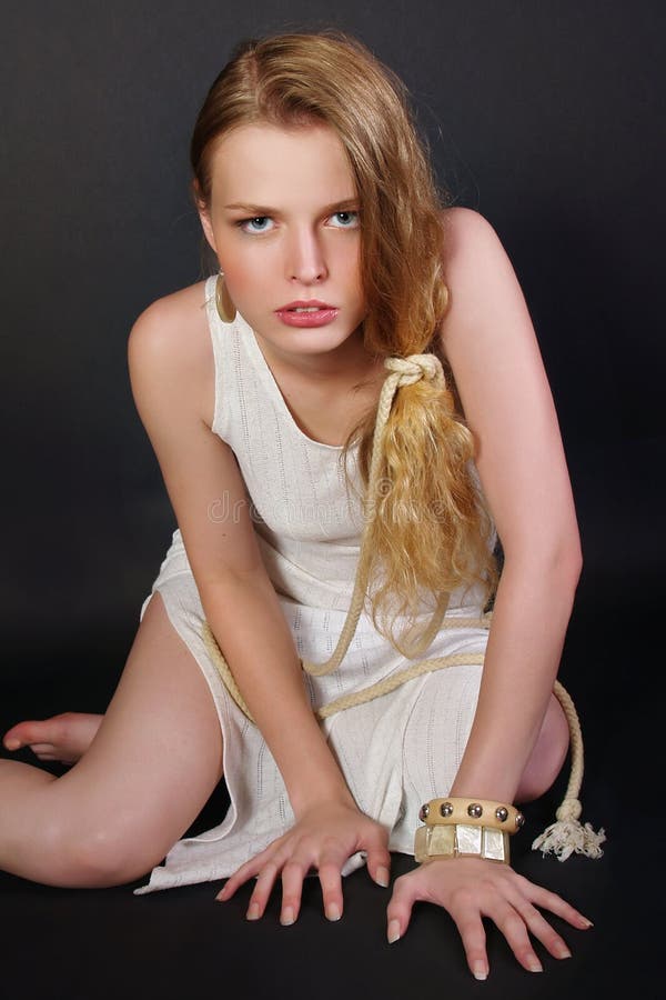 A menina infeliz com um cabelo justo longo imagem de stock royalty free A menina infeliz com um cabelo justo longo imagem de stock royalty free