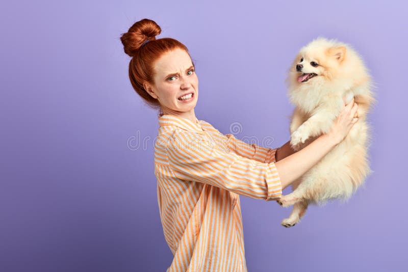 A menina infeliz cruel odeia animais de estimação imagem de stock royalty free A menina infeliz cruel odeia animais de estimação imagem de stock royalty free