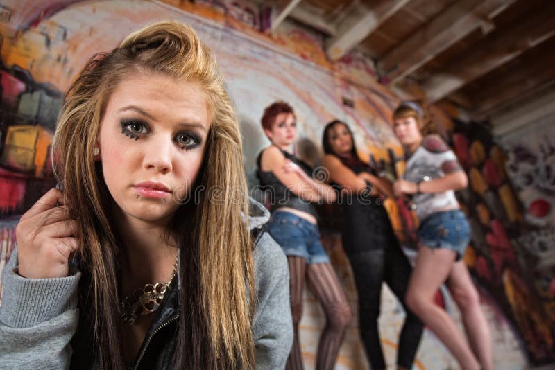 Menina intimidativo do grupo imagem de stock royalty free Menina intimidativo do grupo imagem de stock royalty free