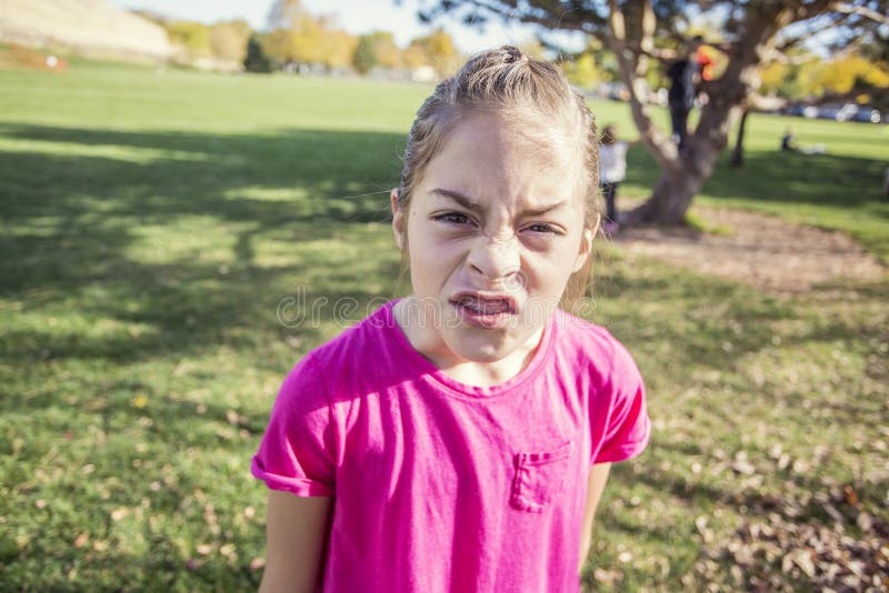 Menina irritada e virada que mostra emoções fortes foto de stock Menina irritada e virada que mostra emoções fortes foto de stock