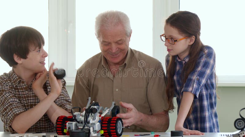 A menina junta-se a seus irmão e granpa fotos de stock