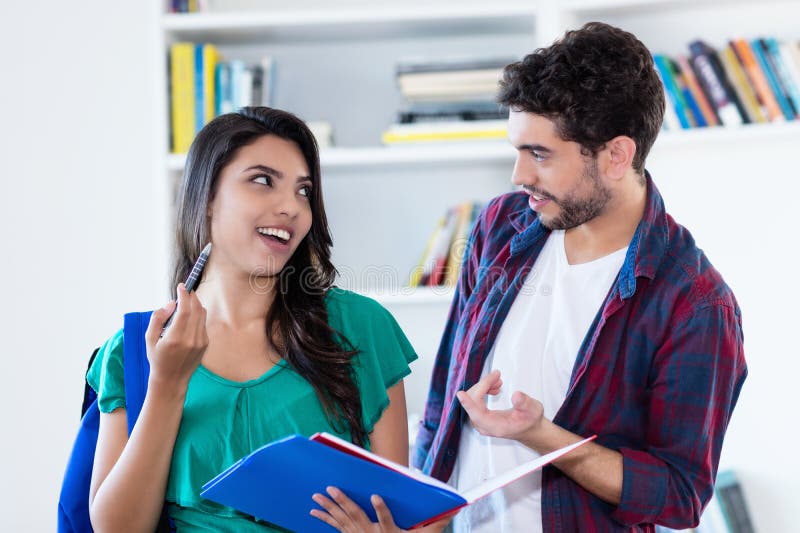 Latino Aprendendo As Regras Do Jogo De Xadrez Foto de Stock - Imagem de  xadrez, ruptura: 211512512