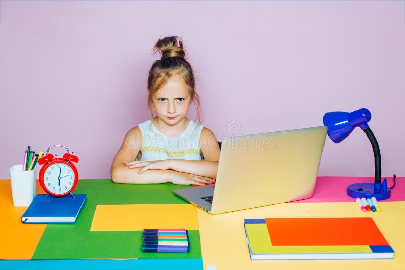 Jogos De Verão E Atividades Ao Ar Livre Para Crianças. Desenvolvimento  Precoce. Garoto Pensando No Xadrez No Parque De Verão. O Co Imagem de Stock  - Imagem de escola, passatempo: 275275197