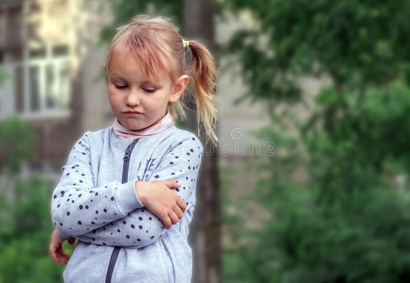 Retrato Da Menina Da Criança De 5 Anos Imagem de Stock - Imagem de