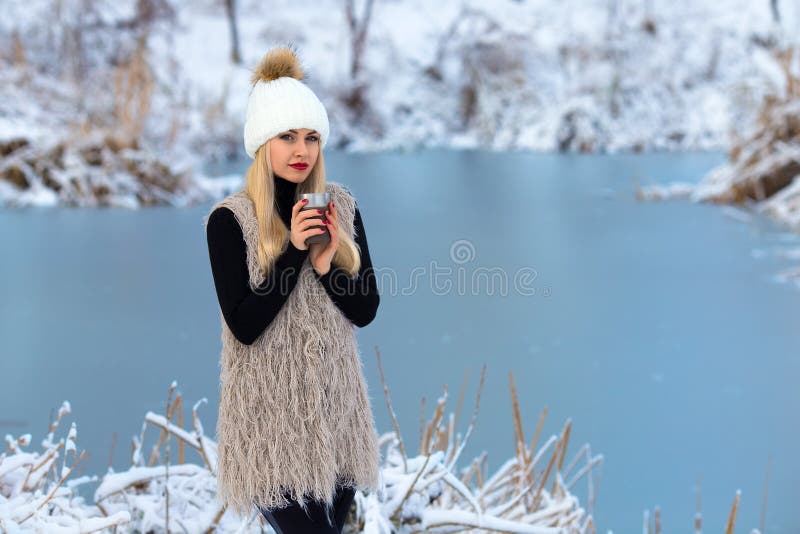 Menina loura bonita com bebida quente no inverno fotos de stock Menina loura bonita com bebida quente no inverno fotos de stock