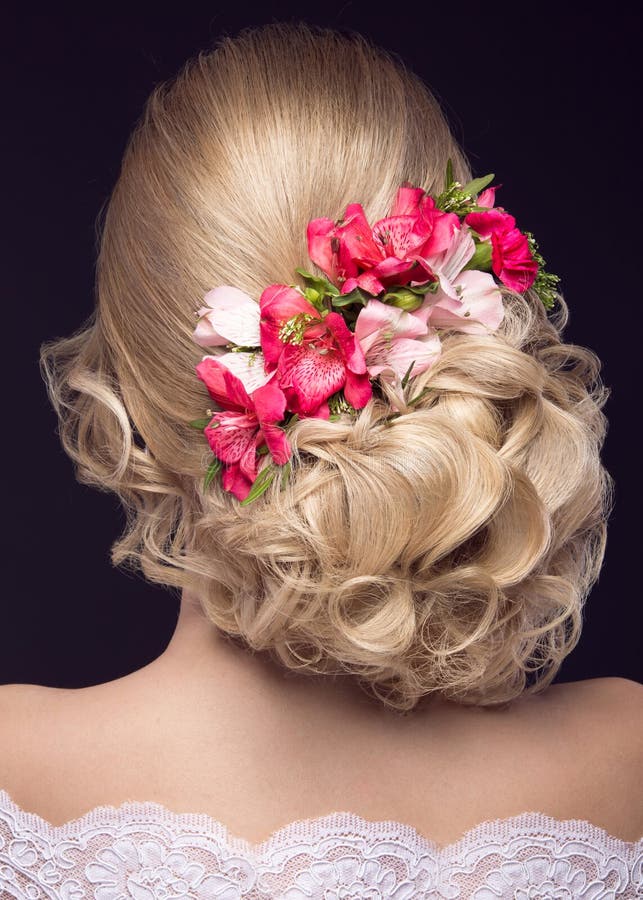 Menina loura bonita na imagem da noiva com as flores roxas em sua cabeça Face da beleza Opinião traseira do penteado imagem de stock Menina loura bonita na imagem da noiva com as flores roxas em sua cabeça Face da beleza Opinião traseira do penteado imagem de stock