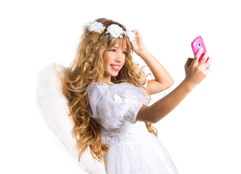 Menina loura do anjo que toma as asas do telefone celular e da pena da imagem imagens de stock Menina loura do anjo que toma as asas do telefone celular e da pena da imagem imagens de stock
