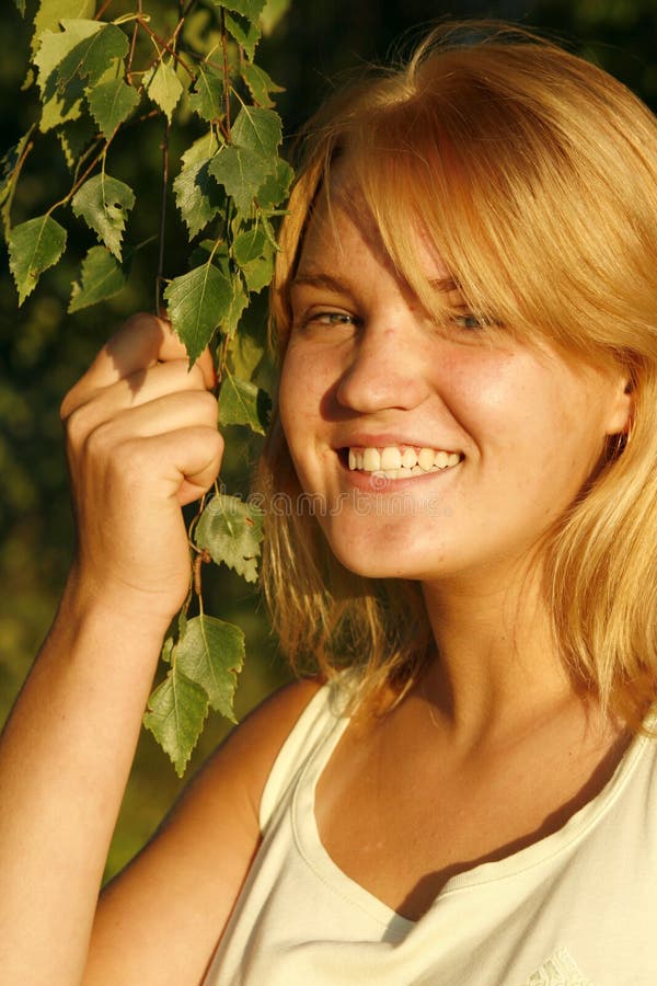 Menina loura nova que sorri feliz fotos de stock Menina loura nova que sorri feliz fotos de stock