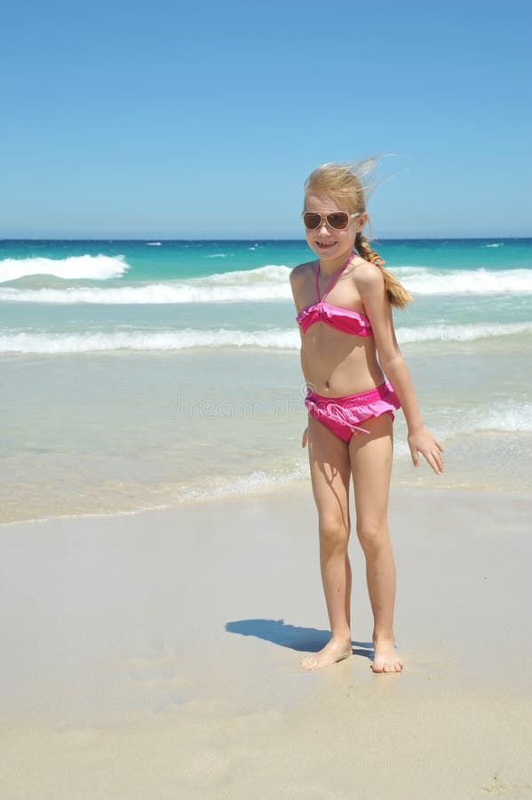 Menina loura pequena bonito na praia imagem de stock royalty free Menina loura pequena bonito na praia imagem de stock royalty free