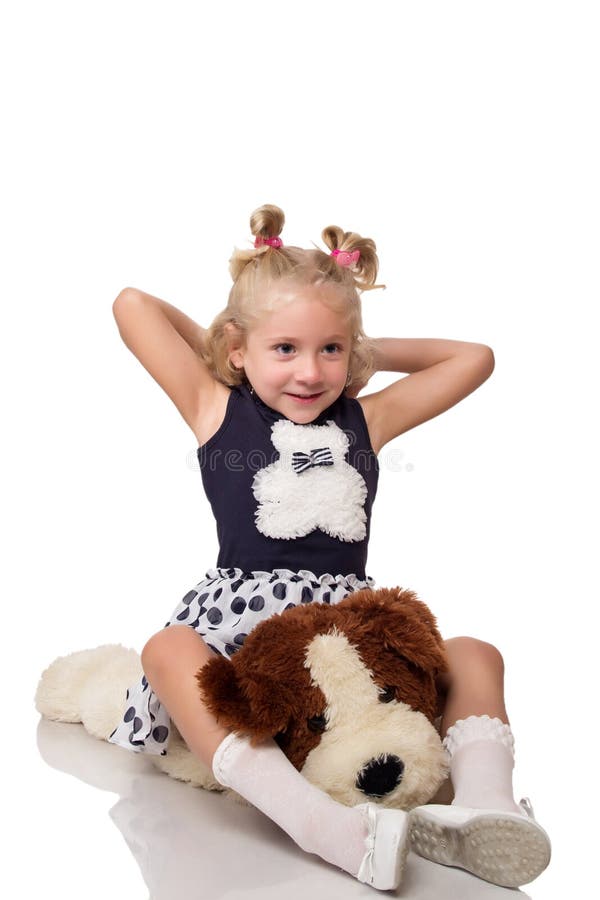 Menina loura pequena bonito que senta-se em um cão macio grande imagem de stock Menina loura pequena bonito que senta-se em um cão macio grande imagem de stock