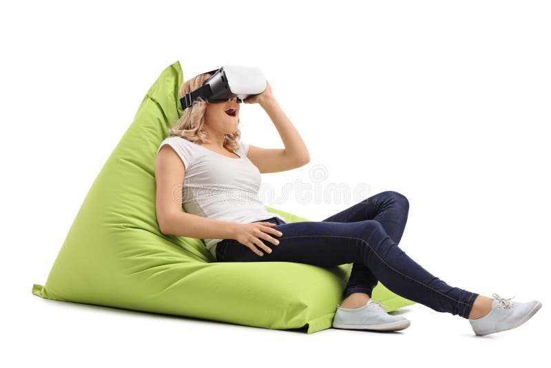 Menina loura relaxado que usa óculos de proteção de um VR imagens de stock Menina loura relaxado que usa óculos de proteção de um VR imagens de stock