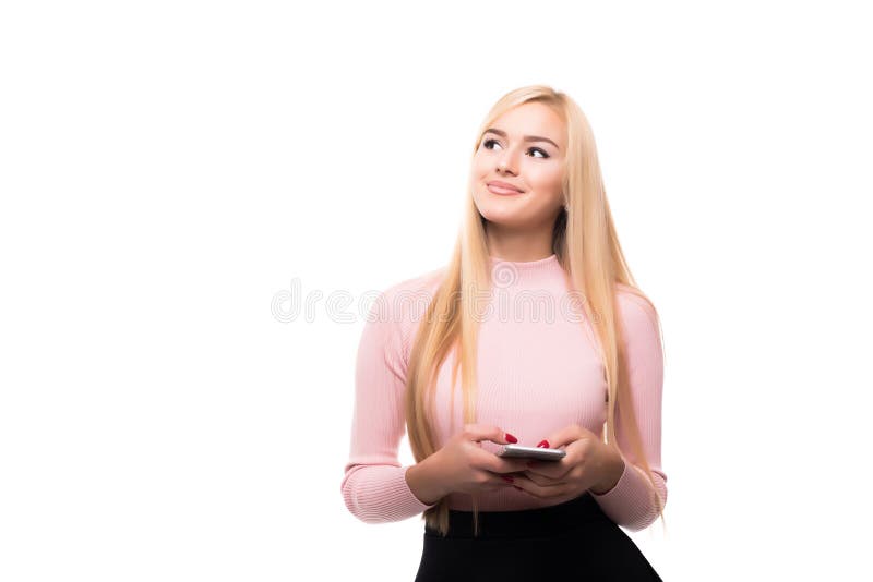 Menina loura satisfeito que usa o smartphone ao texting a mensagem com sorriso Retrato interno da jovem mulher entusiasmado que g imagens de stock Menina loura satisfeito que usa o smartphone ao texting a mensagem com sorriso Retrato interno da jovem mulher entusiasmado que g imagens de stock