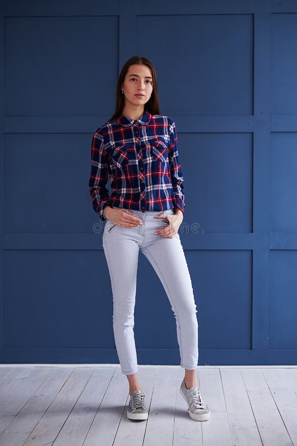 Menina magro bonita que levanta no estúdio imagem de stock Menina magro bonita que levanta no estúdio imagem de stock
