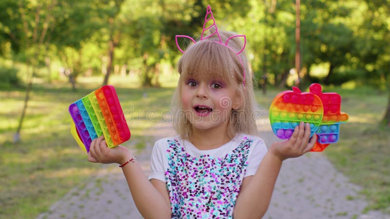 Menina Mocinha Estilosa Mostrando Bolhas De Ecrã Táctil De Silicone  Esguichado E Os Brinquedos De Jogos Sensoriais Foto de Stock - Imagem de  tendência, relaxe: 222169606