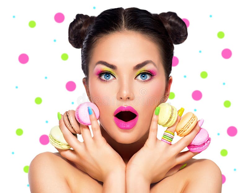 Menina modelo da beleza com com os bolinhos de amêndoa coloridos imagens de stock royalty free