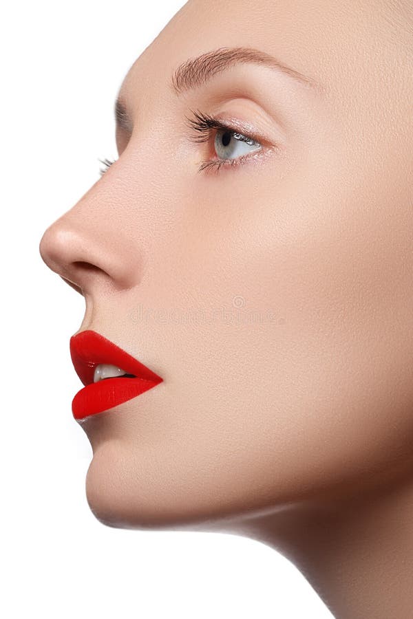 Menina modelo da beleza com composição perfeita isolada sobre o branco Porta fotografia de stock Menina modelo da beleza com composição perfeita isolada sobre o branco Porta fotografia de stock