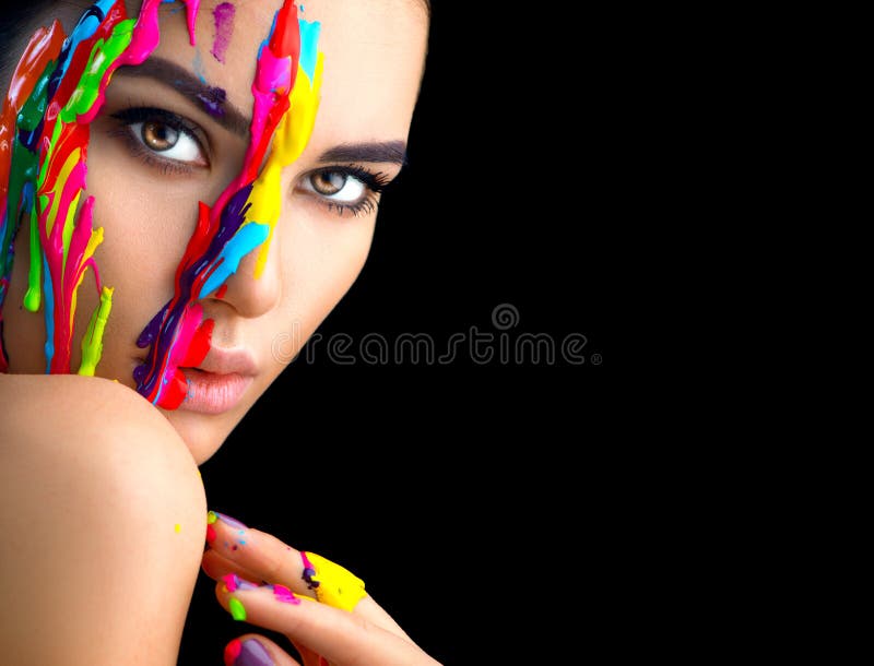 Menina modelo da beleza com pintura colorida em sua cara Retrato da mulher bonita com pintura do líquido de fluxo