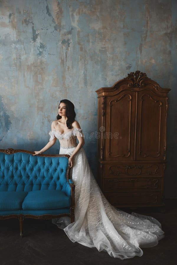Menina modelo moreno 'sexy' e bonita no vestido à moda e elegante do laço com os ombros despidos magros no fotos de stock Menina modelo moreno 'sexy' e bonita no vestido à moda e elegante do laço com os ombros despidos magros no fotos de stock