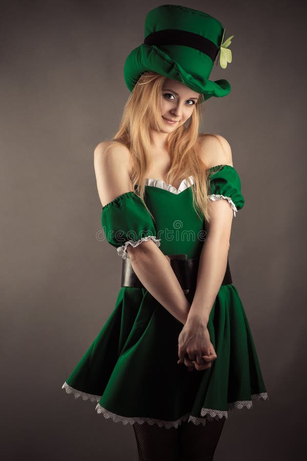 Menina modesta no vestido verde no duende da imagem imagem de stock royalty free Menina modesta no vestido verde no duende da imagem imagem de stock royalty free
