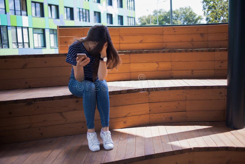 Menina Com O Jogo Engraçado Das Expressões Da Cara, Escalando Acima No  Escadas De Madeira Imagem de Stock - Imagem de pano, humano: 72167423