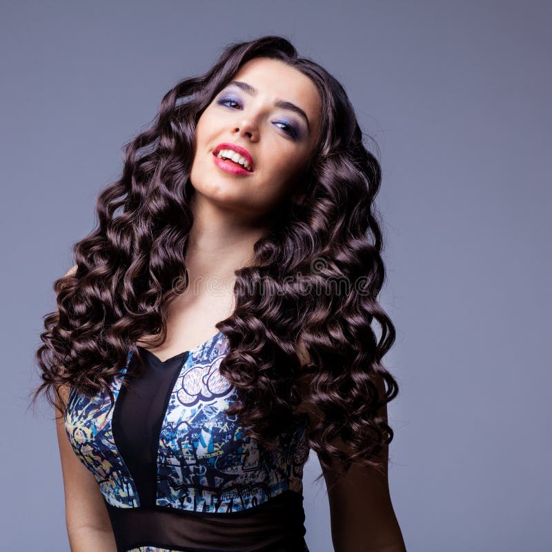 Rapariga morena bonita com cabelo comprido e saudável fotos de stock royalty free